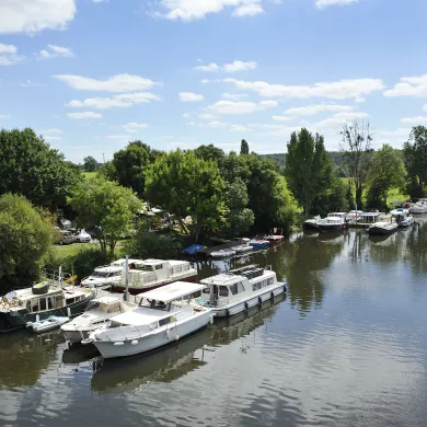 halte fluviale avec des bateaux sur la Mayenne