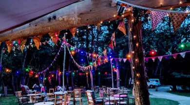 guinguette l'utopik_exterieur guirlandes_cornille - ©Manon Bondu