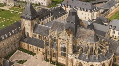 Basilique Notre Dame de l'Épine à Évron en Mayenne - Office de tourisme de Sainte-Suzanne les Coëvrons