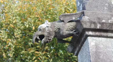 Détail d'une gargouille au cimetière de Bais - Pah