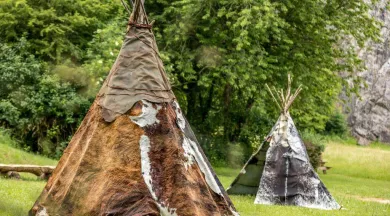 tipis-grottes-de-saulges - Communauté de Communes des Coëvrons