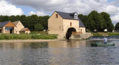 Le Moulin Cyprien depuis la Sarthe - ile moulinsart
