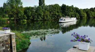 Bateau promenade Le Sablésien passage d'une écluse - Pascal-Beltrami