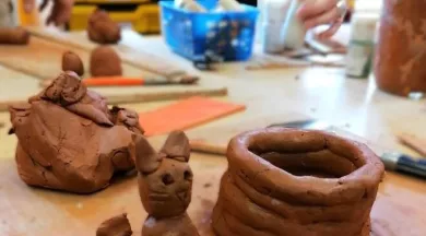 Artistes-a_l_atelier (1) - ©Musée de la faïence et de la céramique