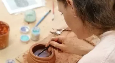 Artistes-a_l_atelier (2) - ©Musée de la faïence et de la céramique