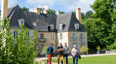 Promenade dans le parc - Office de Tourisme Vallée de la Sarthe / Stevan Lira