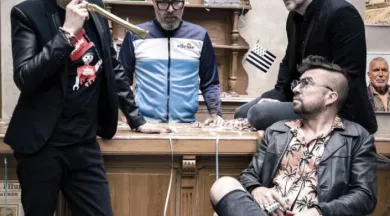 PHOTO VIERGE LES FATALS PICARDS 25 ANS. - Grande - Adone productions