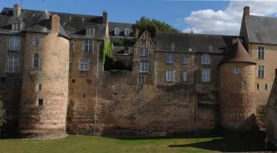 Tour de Tucé (1) et tour des Ardents (2) de l'enceinte romaine - Ville du Mans