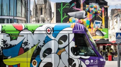 Tramway habillé aux couleurs des Écouteurs, par Jean Moderne_1 - Thierry Bonnet - Ville d'Angers