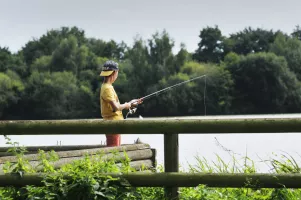 enfant qui pêche