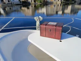 Coffre mystérieux sur un bateau