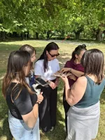 Groupe résolvant une énigme en pleine nature