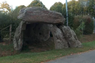 Dolmen-de-la-pierre-aux-fées-miré-49-pcu - ©Mairie-Miré