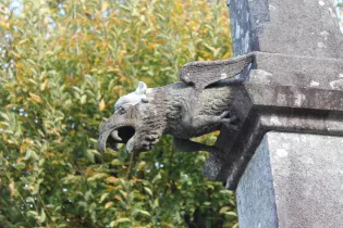 Détail d'une gargouille au cimetière de Bais - Pah