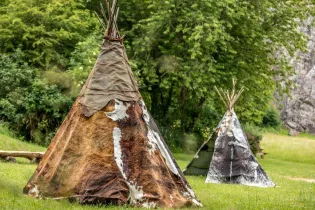 tipis-grottes-de-saulges - Communauté de Communes des Coëvrons