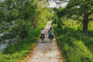 Balade à vélo sur le chemin de halage - La Bougeotte Francaise