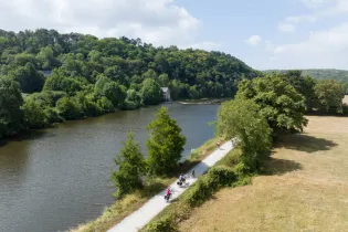 Balade_a_velo_sur_le_chemin_de_halage-CP-Instapades_Studio_-_Mayenne_Tourisme-10193-1920px - ©InstapadesStudio