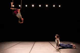 spectacle-en-haut-en-bas-photo-kevin-rolland-4-2-900x640-c-default - © Kévin Rolland