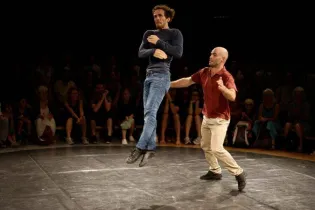 spectacle-de-bonnes-raisons-photo-mathieu-bleton-900x640-c-default - © Mathieu Bleton