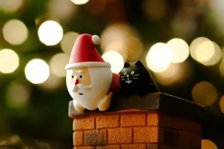 Le Père Noël dans la cheminée - Mairie de Louverné