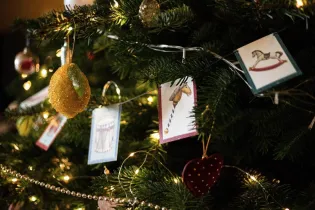 Atelier fabrication guirlande de Noël - Image d'illustration