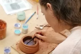 Artistes-a_l_atelier (2) - ©Musée de la faïence et de la céramique