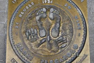 plaque pilotes pescarolo 2 - Ville du Mans
