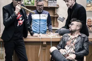 PHOTO VIERGE LES FATALS PICARDS 25 ANS. - Grande - Adone productions